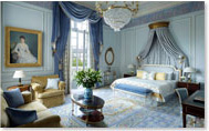 Une chambre de l’hôtel Shangri-La (Paris) – mobilier Taillardat
